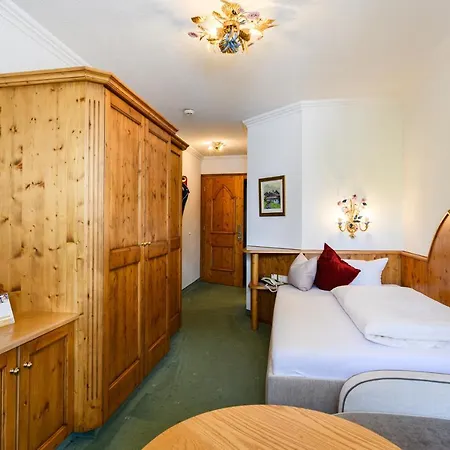 Otel Garni Castel 4*